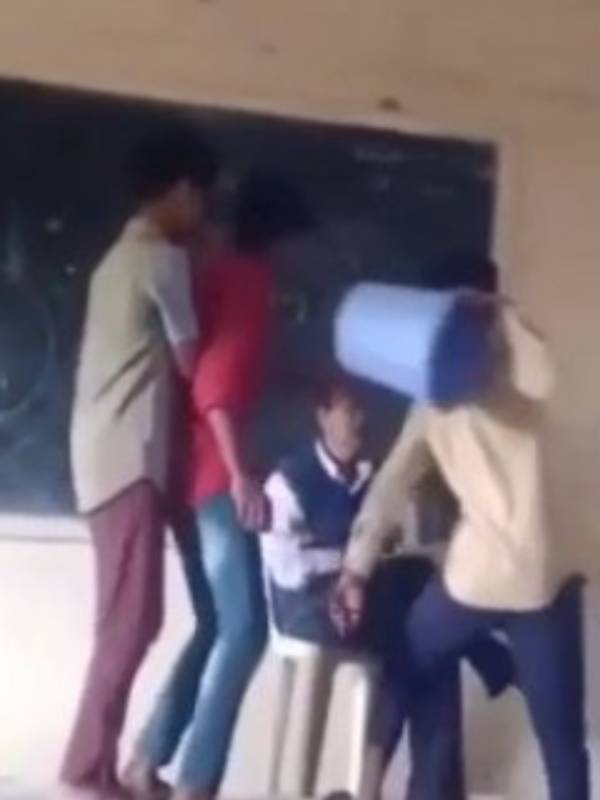 மாணவர்கள் கூச்சல் 