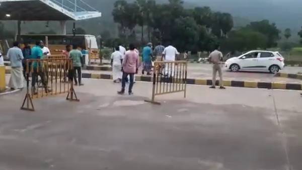 சுங்கச்சாவடியில் மோதல்