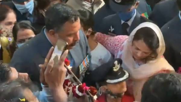  சல்யூட் அடித்த மகன் 