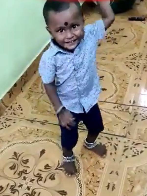 சிறுவனை கவர்ந்திழுத்த பாடல்