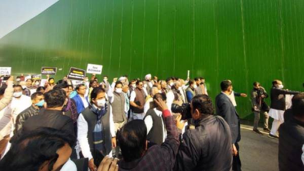 நாடாளுமன்றத்தில்.. 