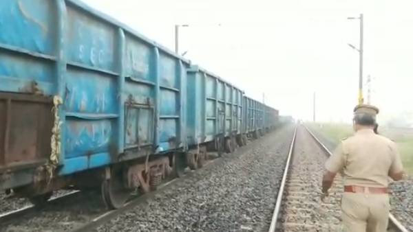  22வது பெட்டி தடம்புரண்டது 