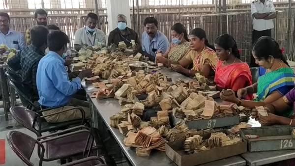 கோவில் ஊழியர் கைது