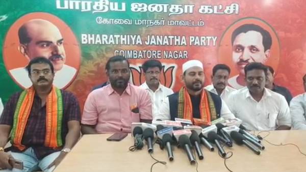 சேலை கட்டும் போராட்டம்