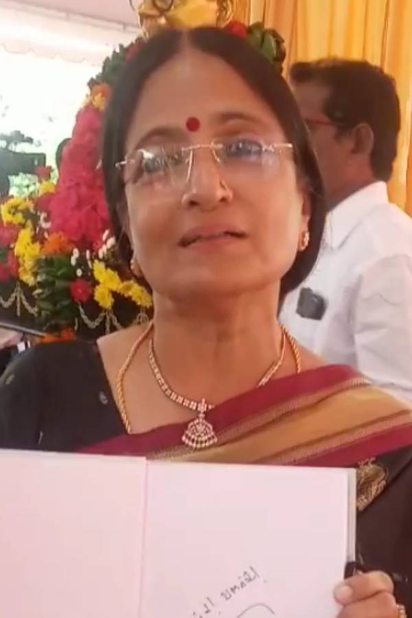 முதல்வரிடம் ஆட்டோகிராப் வாங்கினார் 