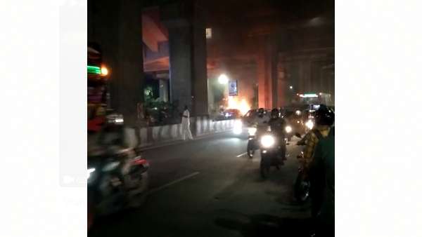 கார் தீப்பற்றியது கார் தீப்பற்றியது