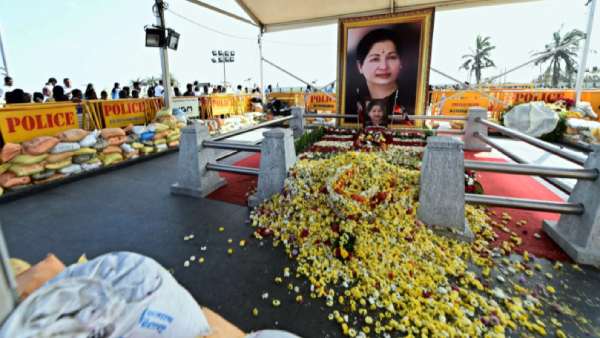 மெரினாவில் அடக்கம்