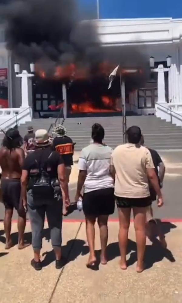  பற்றி எரிந்த நாடாளுமன்றம்