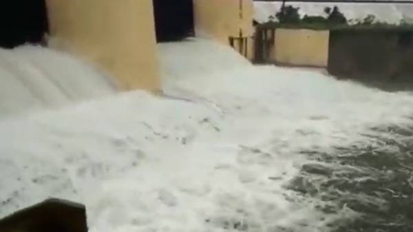  வீட்டினுள் புகுந்த வெள்ளநீர்