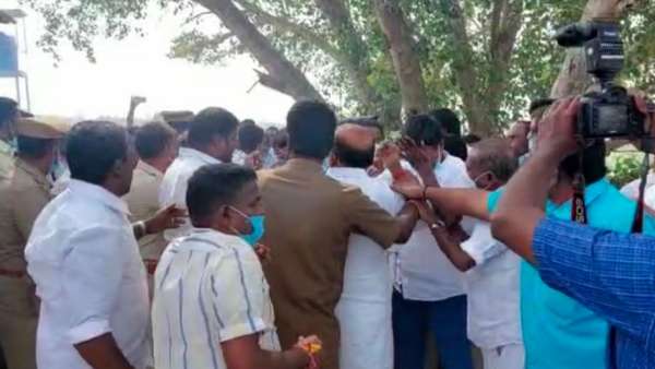  செருப்பு வீச்சு