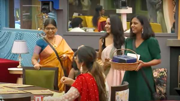  பாவனியின் குடும்பம் வருகை 