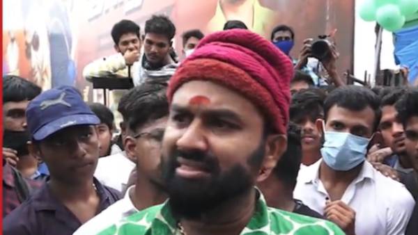 சாக்லேட் படத்தின் மூலம் அறிமுகம்