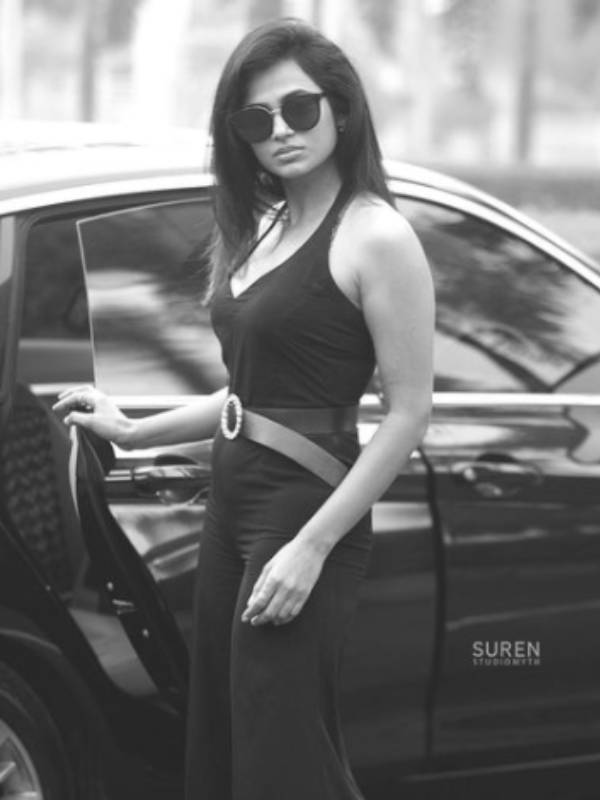 பல போட்டோக்கள் குவிந்துள்ளது