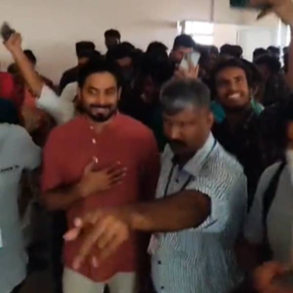 ஆரி அப்படி இல்லை