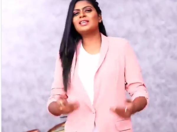 கலக்கும் கானா பாடகி கலக்கும் கானா பாடகி