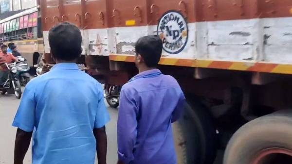 நடுரோட்டிலேயே நிறுத்திவிட்டு.. 