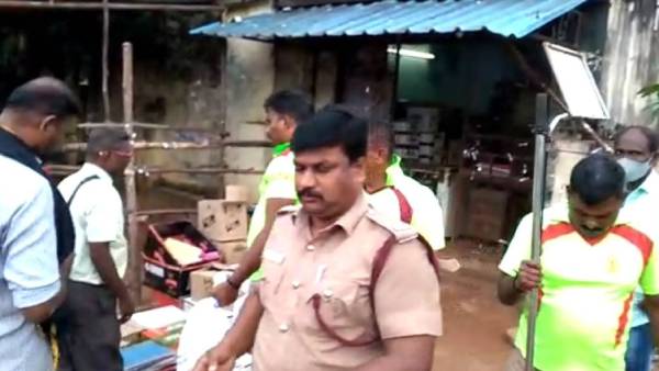 மதுக்கடைக்குள் புகுந்த பாம்பு