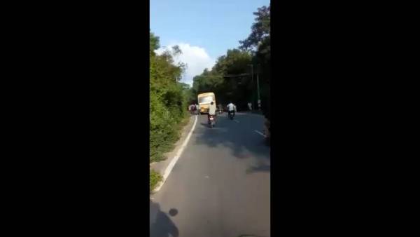 பேருந்திலிருந்து விழுந்த மாணவன்
