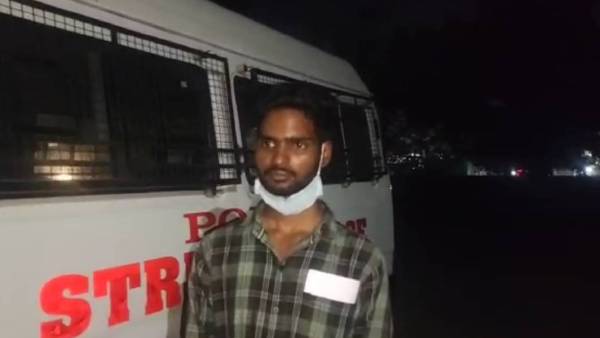  வீடியோ காலில் நிர்வாணமாக.. 