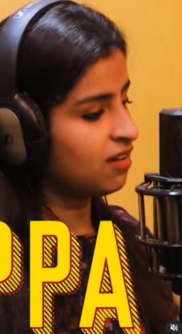 முழு நேர பாடகி