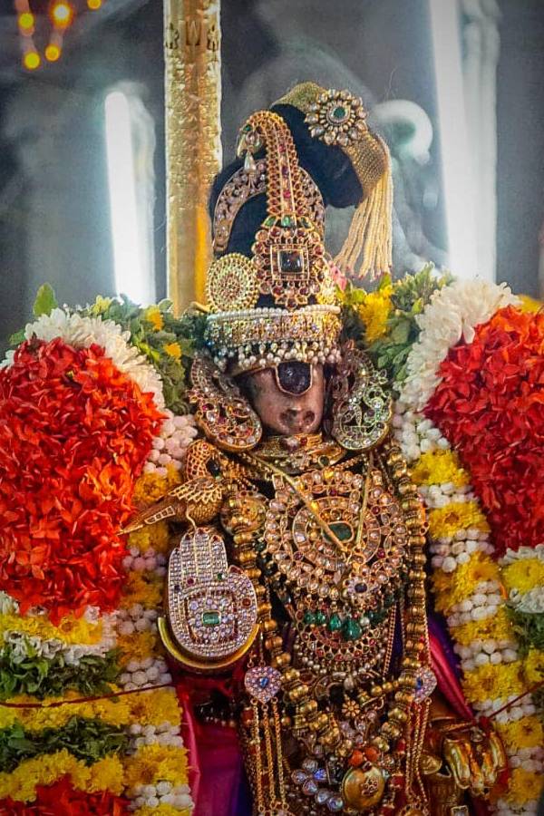 அருள்பாலித்த நம்பெருமாள் 