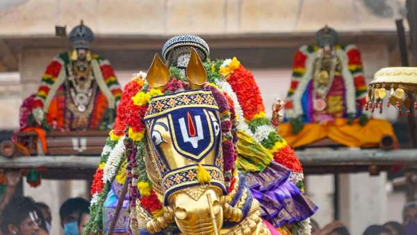 தங்கக் குதிரை வாகனம் 