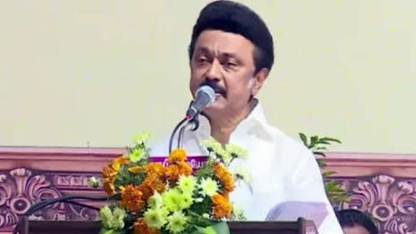 வர்தா புயலால் இடிந்த வீடு வர்தா புயலால் இடிந்த வீடு