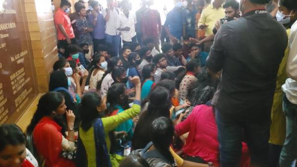  பாலியல் தொல்லை மாணவர்கள் போராட்டம்