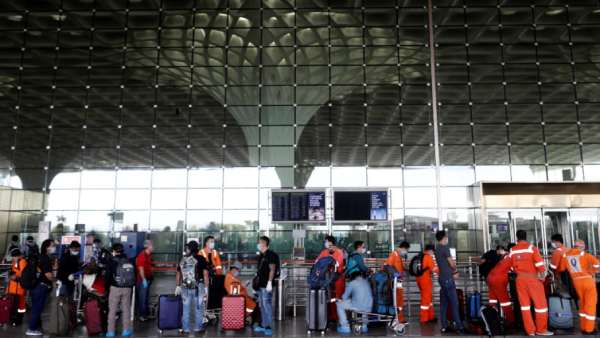 வெளிநாட்டு பயணி வெளிநாட்டு பயணி