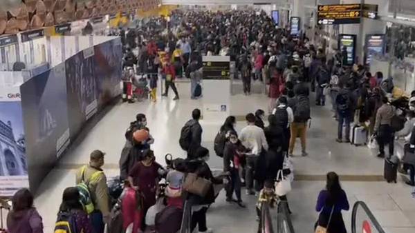 விமான நிலைய அதிகாரிகள் 