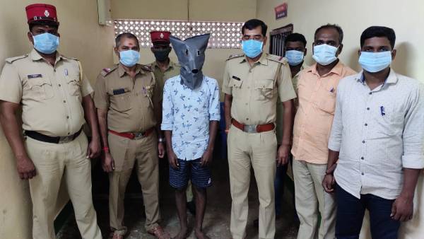 எதிர் வீட்டில் வசிக்கும் மாணவர் 