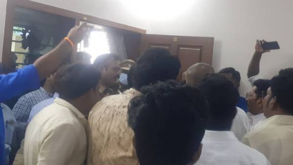  ட்ரால் செய்த நெட்டிசன்கள்