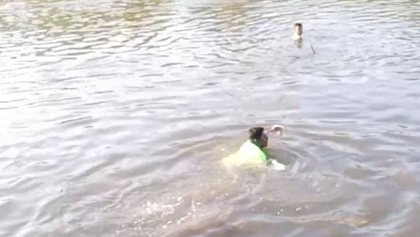  பைக்குடன் அடித்து செல்லப்பட்டார் 