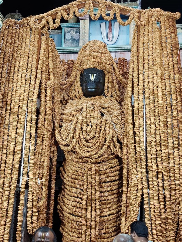 கோயிலில் குவிந்த பக்தர்கள் 
