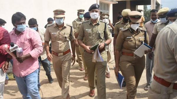 சுற்றி வளைத்த போலீஸ் 