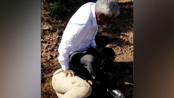 தலைமுடியைப் பிடித்து.. 