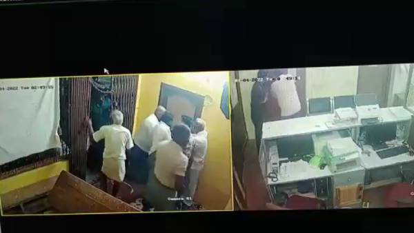 வங்கிக்குள் புகுந்து தாக்குதல் வங்கிக்குள் புகுந்து தாக்குதல்