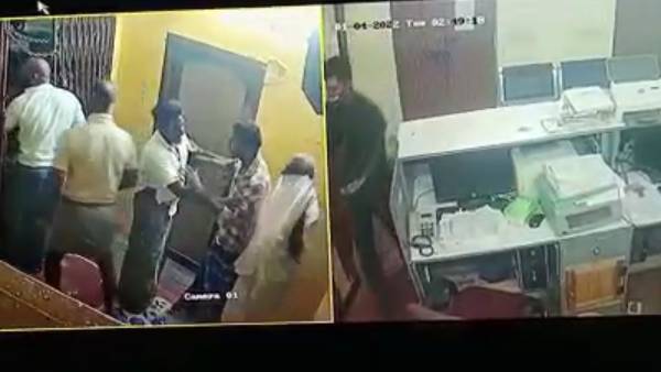 மேலாளருடன் வாக்குவாதம் மேலாளருடன் வாக்குவாதம்
