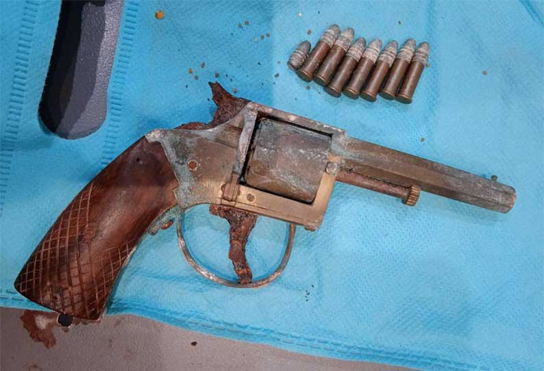  At Coimbatore Airport congressmen caught with Gun 