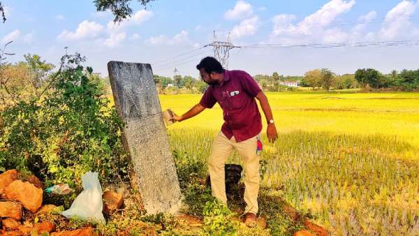 மன்னரின் பெயர் தெளிவாக இல்லை 