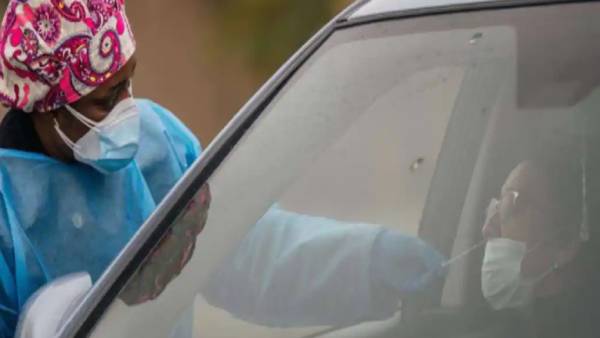 கொரோனா அச்சத்தில் உறைந்த தாய் கொரோனா அச்சத்தில் உறைந்த தாய்