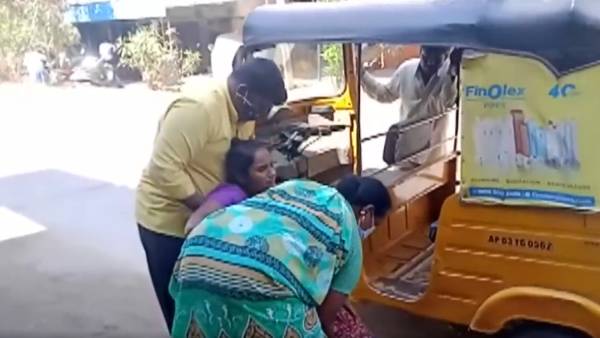 இருட்டு அறையில் அடைத்து சித்ரவதை 