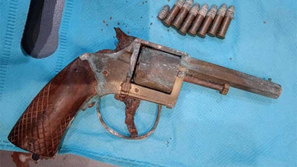  At Coimbatore Airport congressmen caught with Gun 