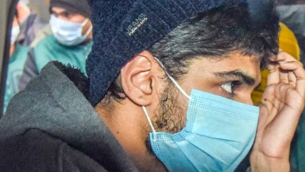 18 வயது பெண்ணும் கைது 