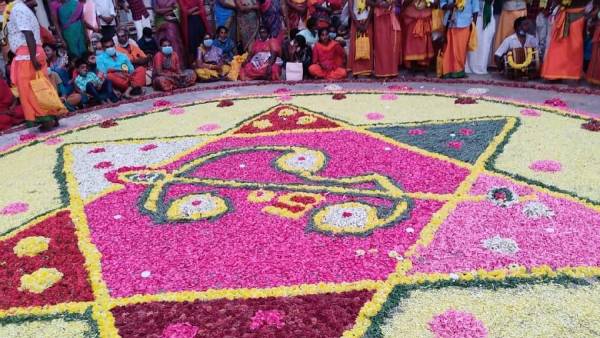 படிகளுக்கு பூஜை 