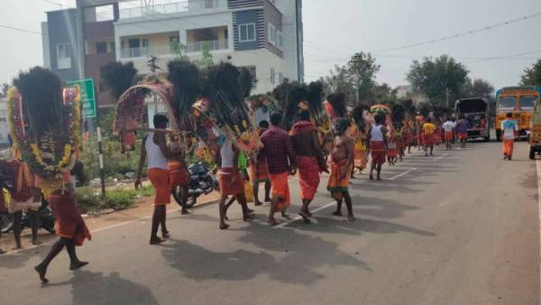 கொண்டாட்டமாக வந்த பக்தர்கள் 