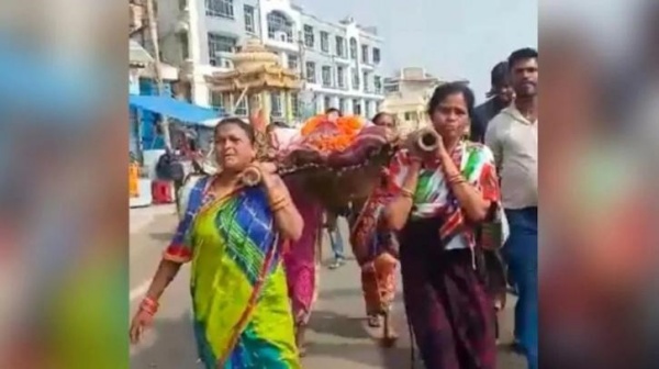 இறுதிச் சடங்கு செய்த மகள்கள் இறுதிச் சடங்கு செய்த மகள்கள்