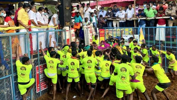 முதல்வர் பெயரில் முதல்வர் பெயரில்