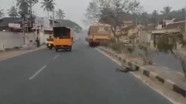 சென்டர் மீடியனில் சென்ற பேருந்து சென்டர் மீடியனில் சென்ற பேருந்து