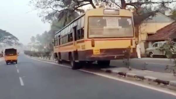 பழுதடைந்த பேருந்துகள் பழுதடைந்த பேருந்துகள்
